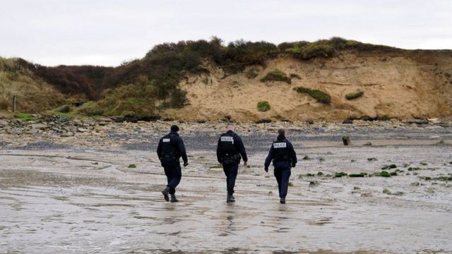 Французская полиция патрулирует пляж возле Кале