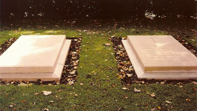 Надгробные плиты на могилах Эдуарда и его жены