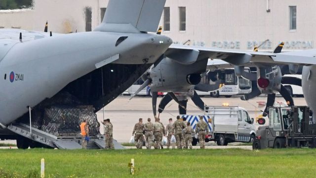 Британские солдаты грузятся в транспортный самолет