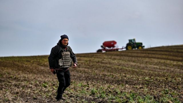 Фермер в бронежилете во время весеннего сева в Запорожской области