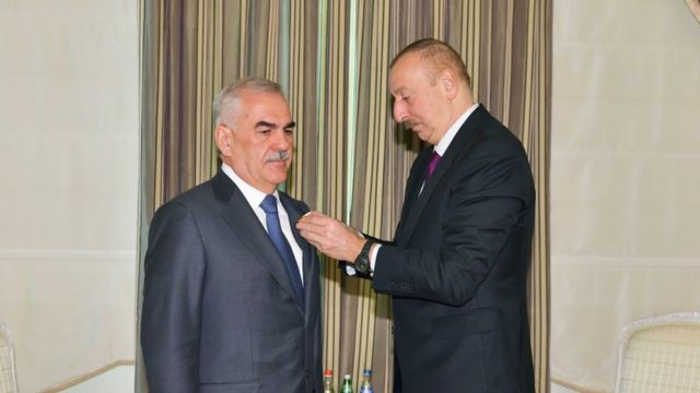 Ильхам Алиев вручает Талыбову орден "Шараф"