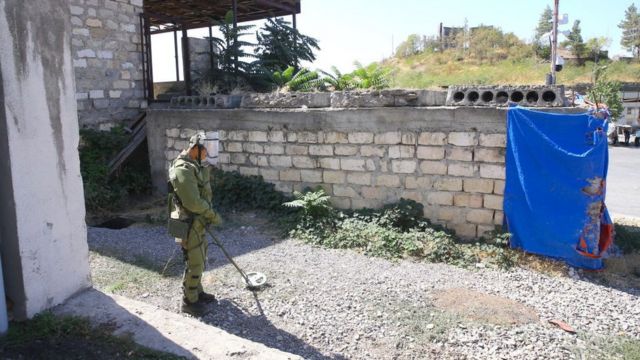 Азербайджанский солдат с миноискателем