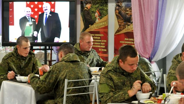 Мобилизованные в столовой военной части в Ростове-на-Дону