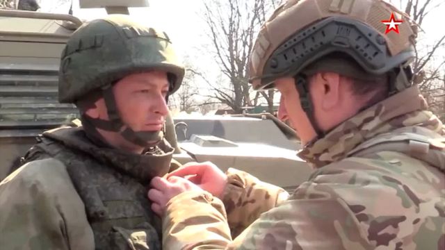 Генерал-полковник Александр Лапин, командующий российским Центральным военным округом, награждает своего сына-танкиста