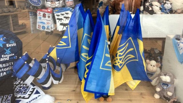 Украинские флаги в сувенирном магазине
