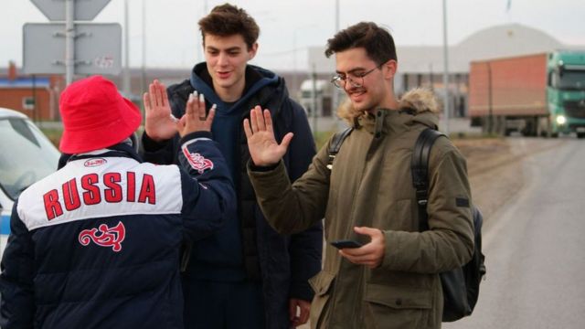 Волонтер встречает россиян на казахской границе