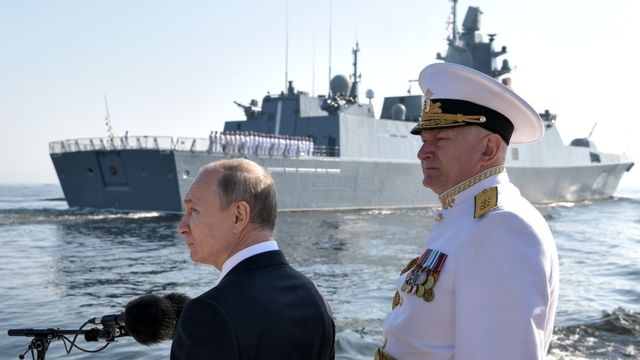 Путин на военно-морском параде в честь Дня ВМФ России в Санкт-Петербурге