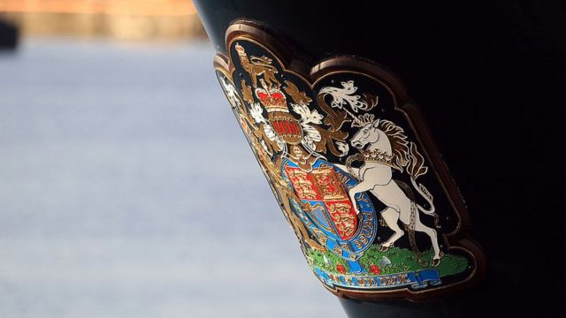 Форштевень корабля с гербом британской монархии