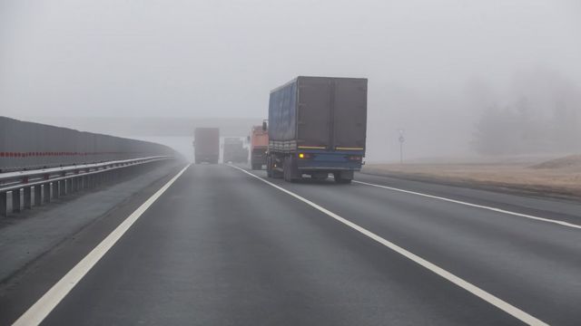 Грузовик на туманном шоссе