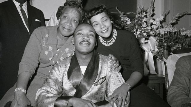 Черно-белая фотография Кинга с матерью и женой