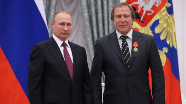 Владимир Путин вручает орден своему другу - виолончелисту Сергею Ролдугину