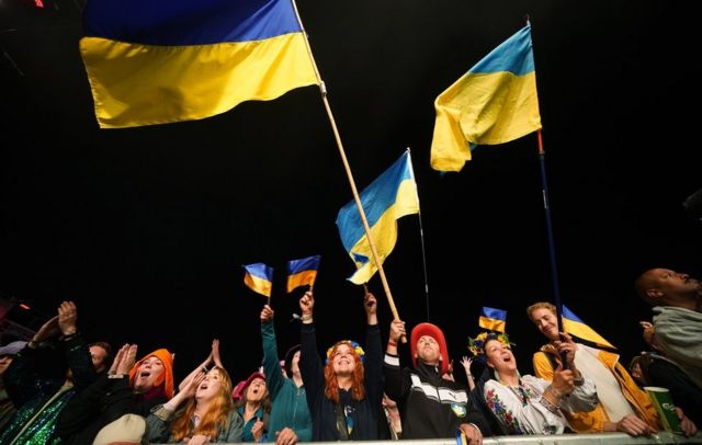 Зрители с украинскими флагами