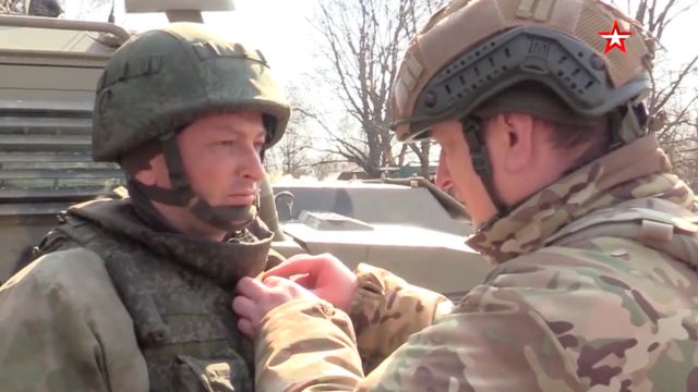 Генерал-полковник Лапин награждает Лапина-младшего (кадр из сюжета телеканала "Звезда")