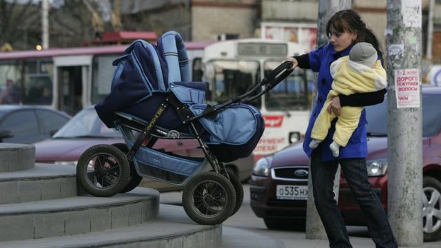 женщина с ребенком и коляской