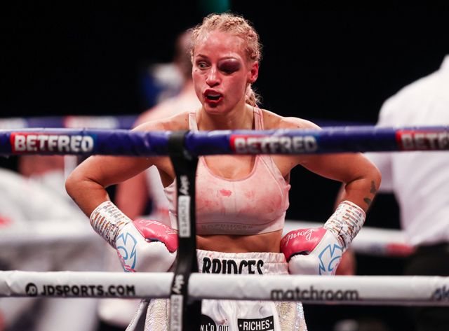 Эбани Бриджес из Австралии получила ужасную травму глаза во время боя за вакантный титул чемпиона мира по версии WBA в легчайшем весе в Лондоне против британки Шеннон Кортни.