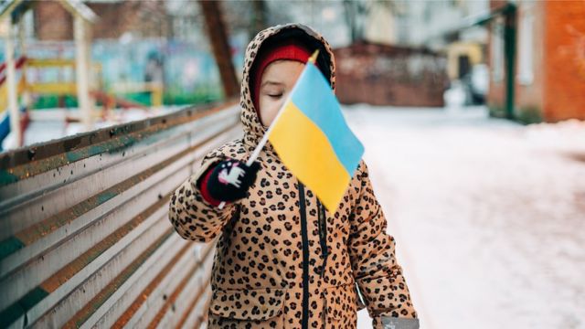 Девочка с украинским флагом