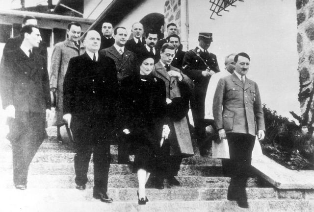Герцог и герцогиня Виндзорские с Адольфом Гитлером