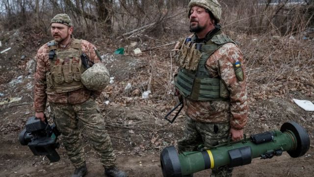 Украинские военные с ПТРК Javelin
