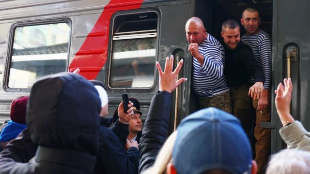 Россия, Красноярск. Проводы мобилизованных мужчин на железнодорожном вокзале перед отправкой на учебный сбор в Омскую область