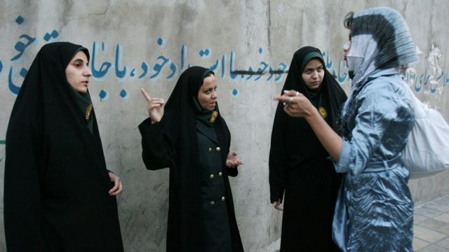 Сотрудница полиции нравов спорит с женщинами на улице Тегерана, апрель 2007 года