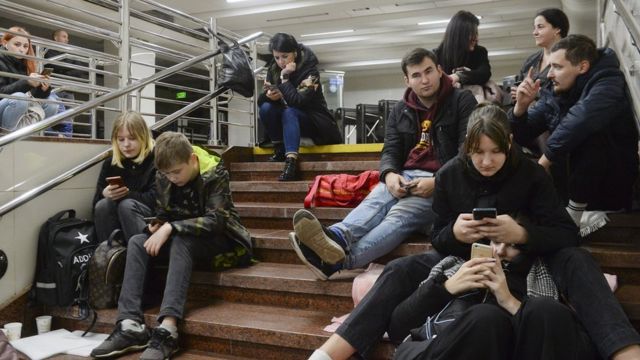 люди спасаются от обстрелов в киевском метро