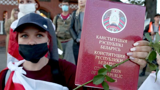 Девушка держит в руках Конституцию Беларуси