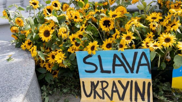 Табличка с надписью Слава Украине