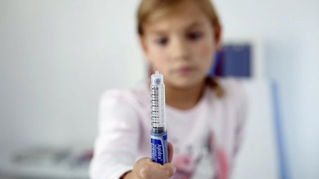 Девочка со шприцем-ручкой для подкожных инъекций инсулина
