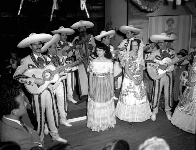 Типичный ансамбль мариачи. Примерно в таком и играл отец Карлоса Хосе Сантана. Мехико. 1949 г.
