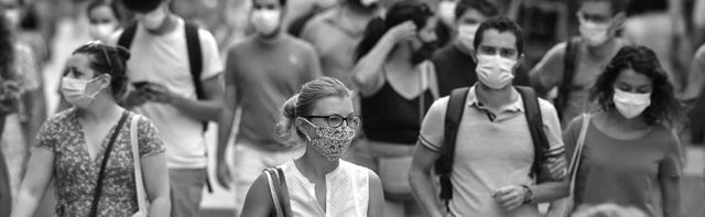 Люди в масках