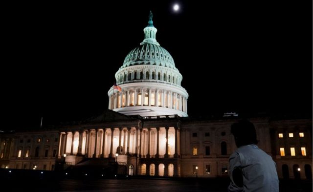 Переговоры завершились поздно вечером в субботу, когда над зданием Конгресса США уже взошла луна