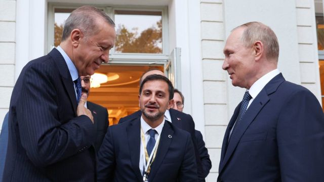 Путин и Эрдоган (справа налево) после завершения встречи в санатории "Русь"