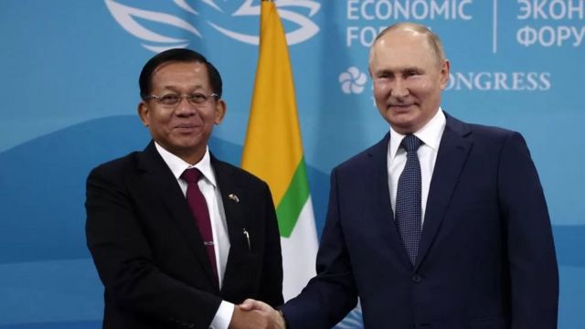 Глава бирманской хунты Мин Аун Хлайн и президент России Владимир Путин на встрече в 2022 году