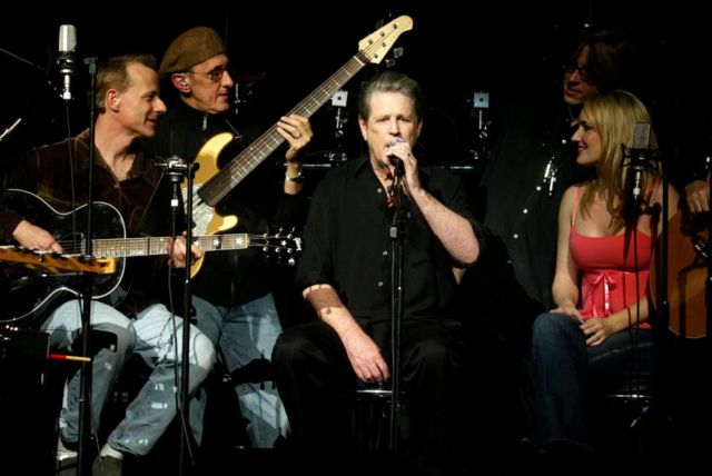 Брайан Уилсон и его музыканты на мировой премьере Smile в лондонском Royal Festival Hall. Слева направо: Пробин Грегори, Боб Лизик, Брайан Уилсон, Нельсон Брэгг, Тейлор Миллз. 20 февраля 2004 г.