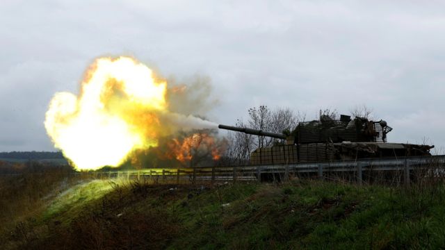 Украинский танк ведет огонь