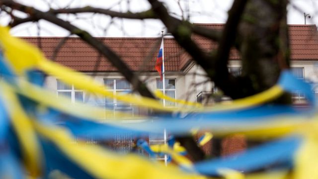 Клайпеда, ленточки цветов украинского флага напротив российского консульства