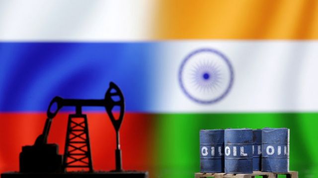 бочки с нефтью на фоне флага России и флага Индии