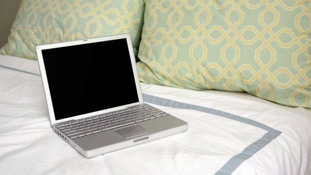 Ноутбук на кровати