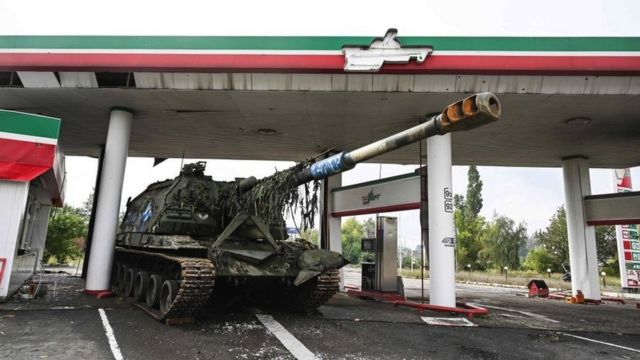 Брошенный российский танк на заправке около Изюма