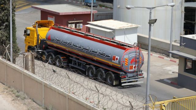 Топливный танкер прибывает для разгрузки на электростанцию в Нусейрате в секторе Газа, 8 августа 2022 года