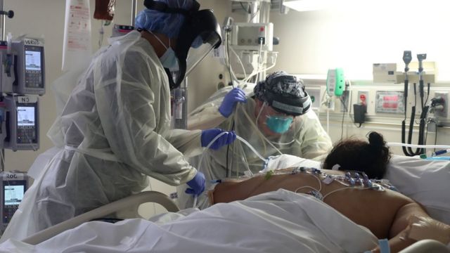 Врачи реанимации в городе Чула-Виста в Калифорнии работают с пациентом, больным Covid-19