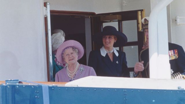 Королева мать и принцесса Диана на яхте