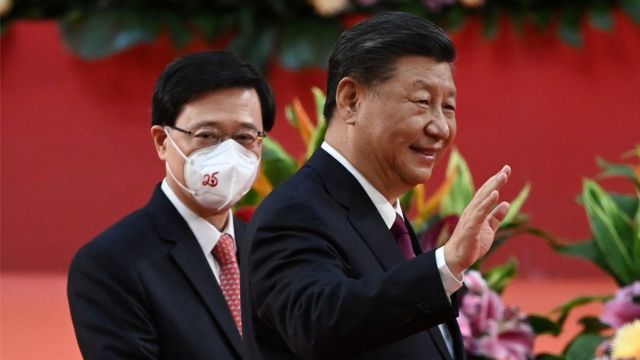 Председатель КНР привел к присяге нового главу администрации Гонконга Джона Ли - бывшего силовика, недавно избранного лояльной Пекину коллегией выборщиков