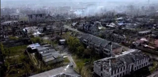 "Рубежное разделило судьбу Мариуполя", написал глава Луганской области Сергей Гайдай, публикуя панораму разрушенного города 20 мая.
