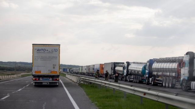 Очередь из грузовиков на переезде из Украины в Польшу