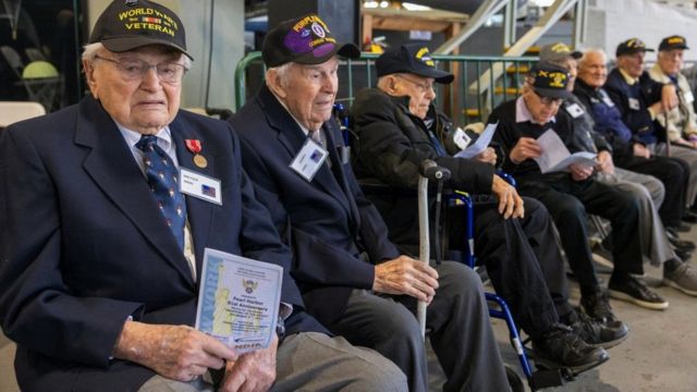 Ветераны Второй мировой войны во время церемонии, посвященной 81-й годовщине нападения на Перл-Харбор