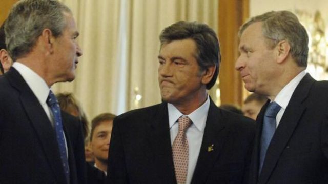 Президент США Джордж Буш (младший), президент Украины Виктор Ющенко и генеральный секретарь НАТО Яап де Хооп Схеффер на саммите 2008 года, который не стал для Киева прорывным
