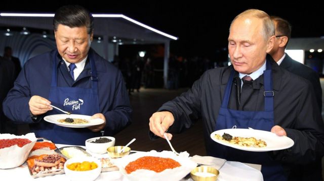 Си и Путин едят блины