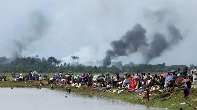 Рохинджа спасаются, после того как бирманские солдаты сожгли их деревни 