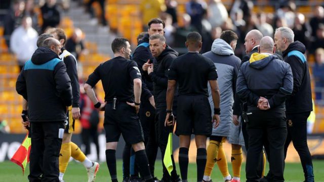 Gary O'Neil, Manager of Wolverhampton Wanderers, reacts towards Referee Tony Harrington at full-time